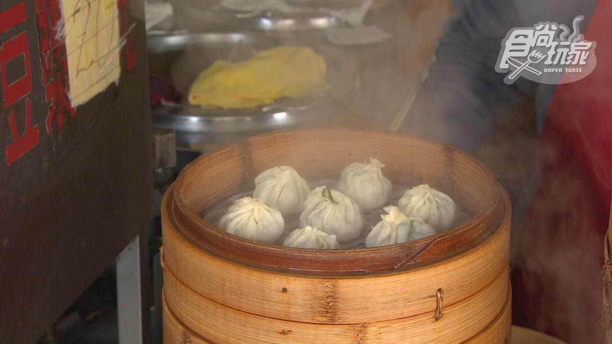 一籠籠的湯包飄著香氣，十分誘人。