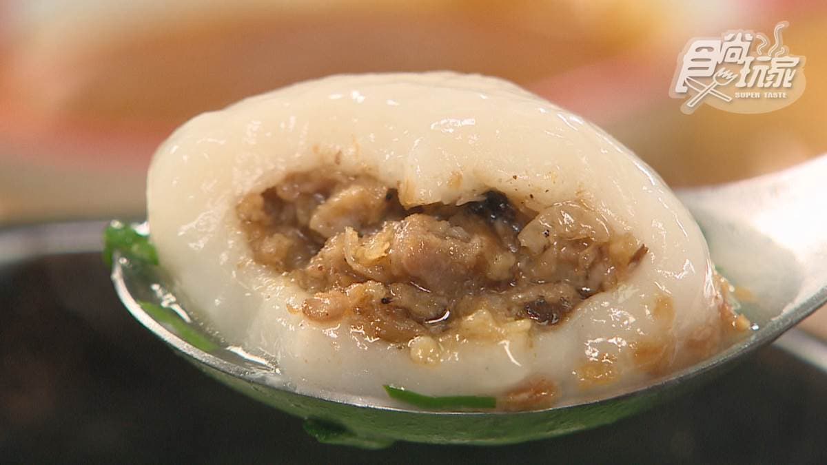 一口咬下，可以感受到濃厚的胡椒香和油蔥香交織在一起，湯圓的外皮也很柔軟。