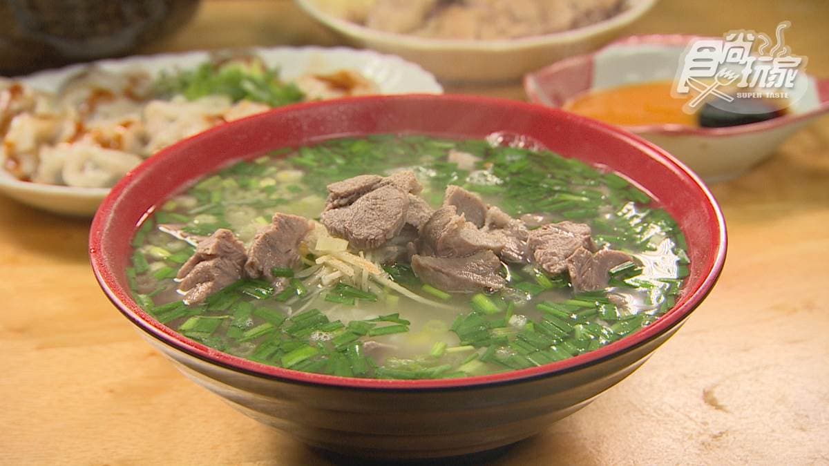 「豬頭肉湯泡飯」吃得到薑絲、芹菜、韭菜，湯頭很清爽，而且豬頭肉沒有腥味。