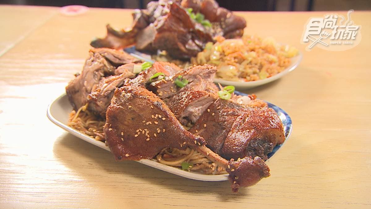 「烤半鴨炒粉」是炒米粉＋炒麵的組合，炒得很Q、口感又豐富。