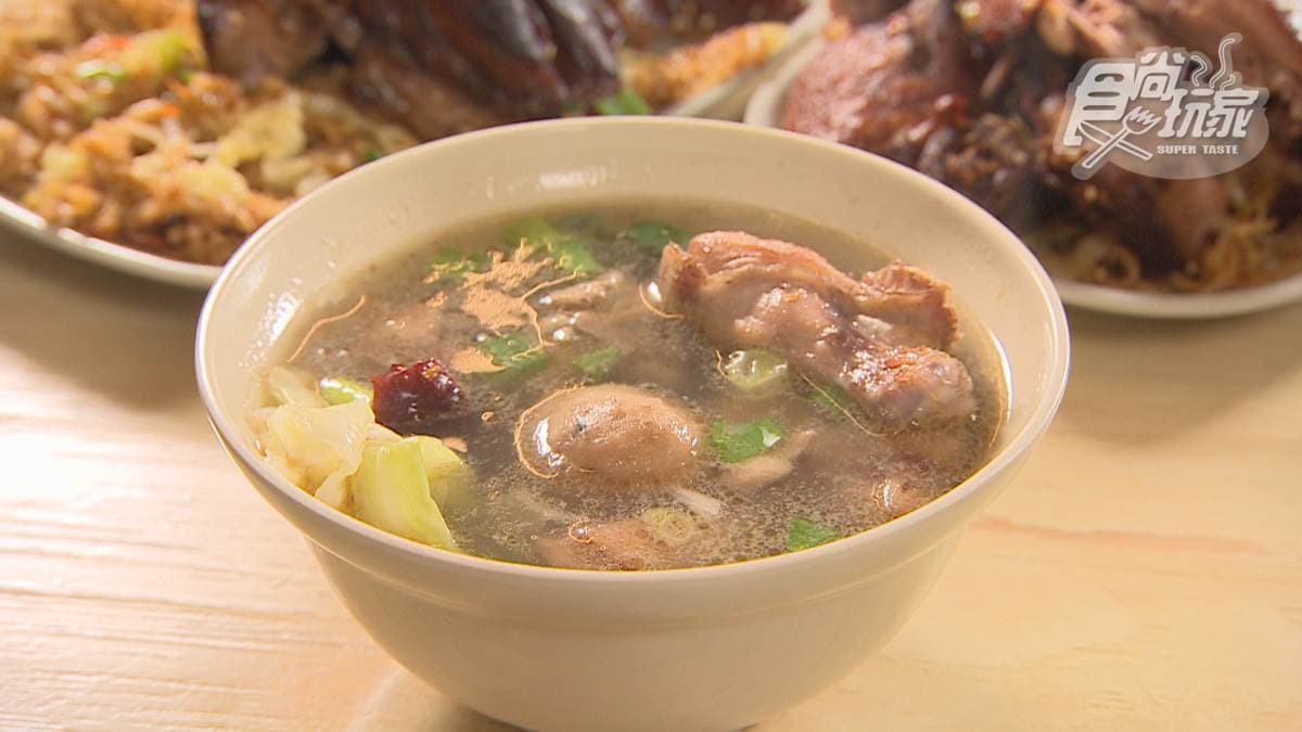 「麻油土雞湯」整碗滿滿都是料，不只肉量多，湯頭也清澈鮮甜。