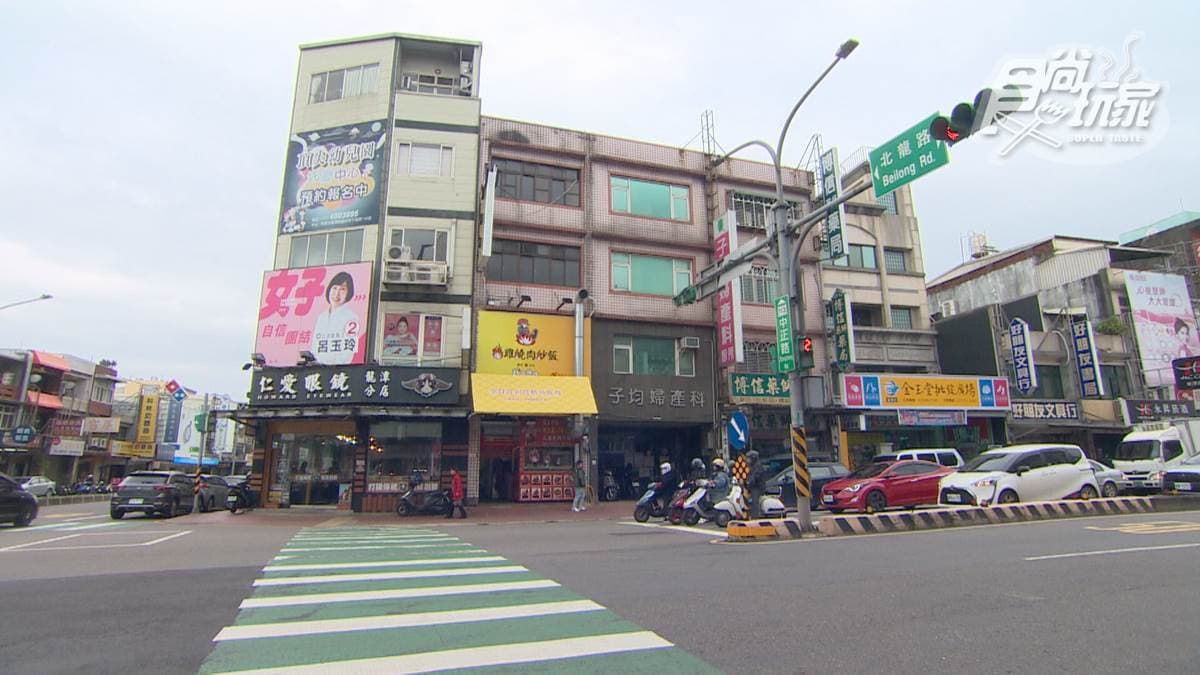 店址位在桃園龍潭區中正路，主打使用「全台首創自動炒飯機」料理。