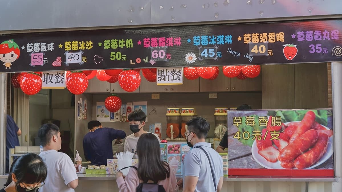 採完玩草莓後，還可以到餐廳部品嘗草莓香腸、草莓冰沙、草莓冰淇淋、草莓果醬等等。（圖片來源：優尼太太）