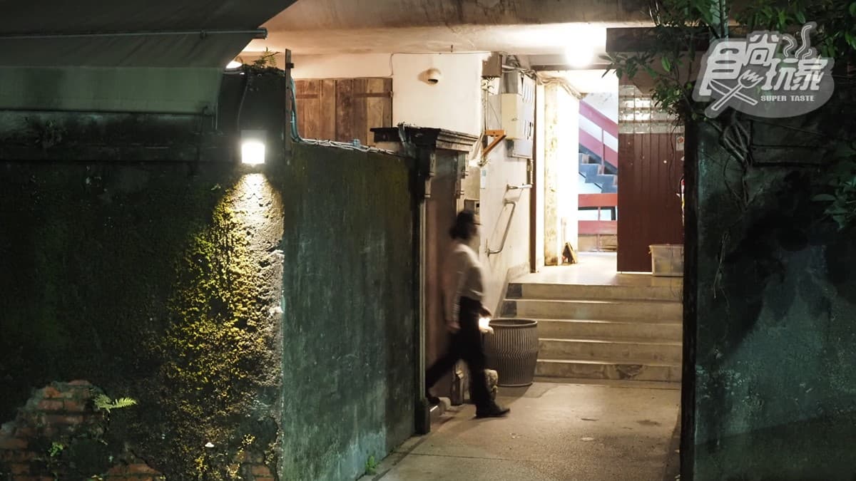 店面隱身在台北巷弄老宅中。