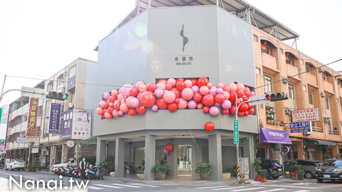 店面以浮誇又吸睛的巨大粉紅泡泡妝點，一開幕就成為台中打卡熱點。（圖片來源：Nana愛旅行札記）