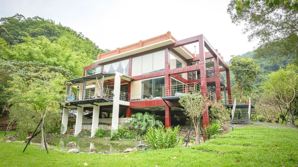 建築採大量鏤空、玻璃設計，引入微風和綠意。（圖片來源：黑皮的旅遊筆記）