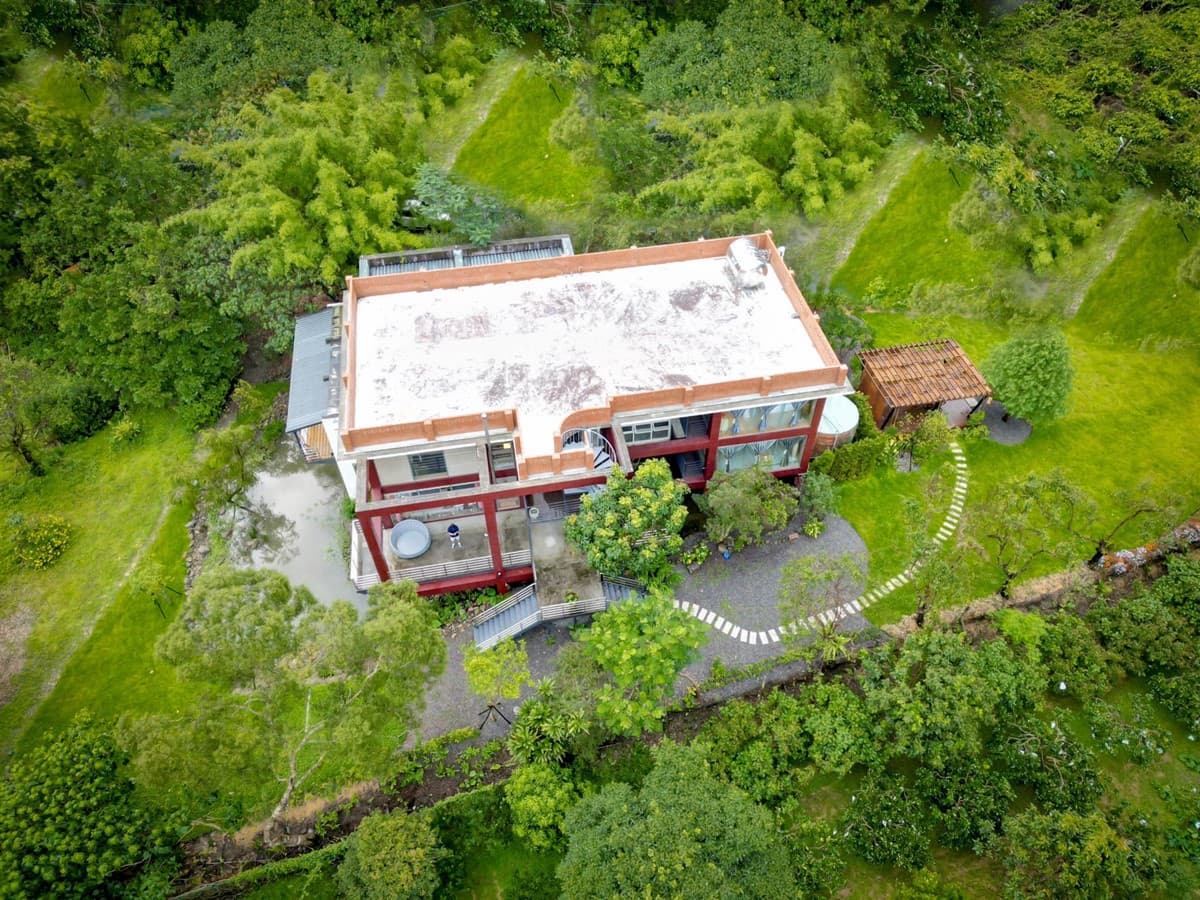 睡在山林包圍中!宜蘭絕美「挑高玻璃屋」民宿,包棟爽烤肉、打麻將 睡在山林包圍中!宜蘭絕美「挑高玻璃屋」民宿,包棟爽烤肉、打麻將