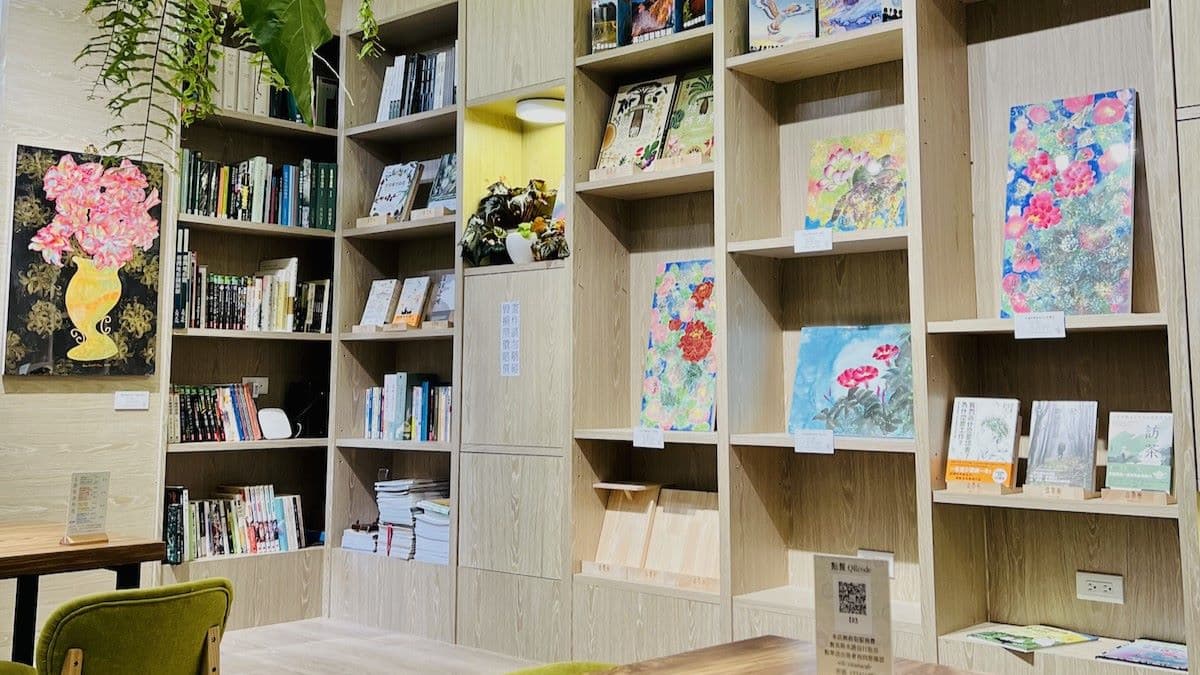 店內提供一些書和畫作擺設，可以在這裡享受舒服美好的氛圍。（圖片來源：書帶蕨）
