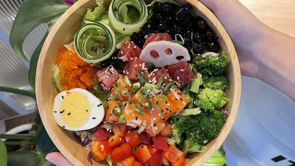 「經典夏威夷生魚飯」是挪威生鮭魚搭配醬漬鮪魚的組合。（圖片來源：IT'S POKE 夏威夷生魚飯）