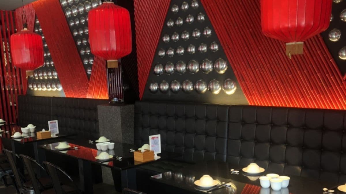 店內還掛著紅燈籠，讓整體氛圍更加喜氣。（圖片來源：七彩雲南桃園店）