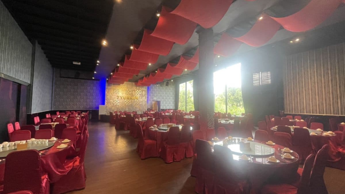 店內空間寬敞明亮，讓大家可以安心且舒適地用餐。（圖片來源：七彩雲南龍潭店）