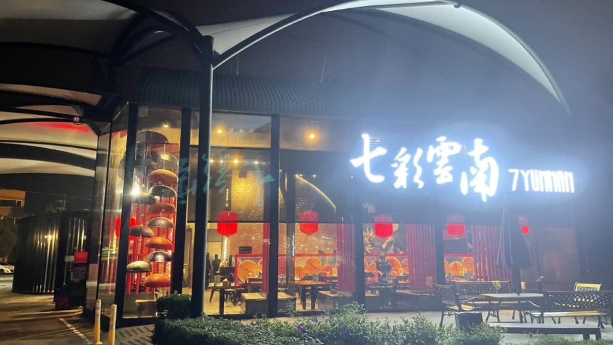 「七彩雲南（龍潭店）」招牌又大又明亮的招牌，入口相當寬敞。（圖片來源：七彩雲南龍潭店）