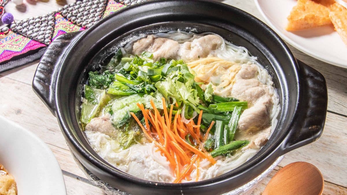 招牌「過橋米線」是雲南米線裡最具知名度的，口感清淡鮮美。（圖片來源：七彩雲南桃園店）