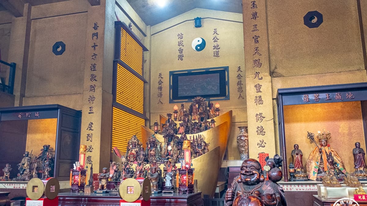廟裡主祀玉皇上帝，吸引許多信眾前來祭拜。（圖片來源：桃桃‘s旅人手札）