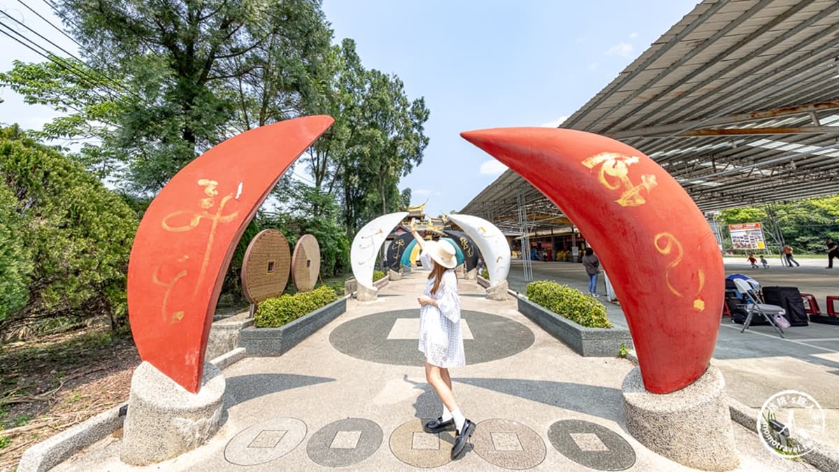 「巨型彩色筊杯隧道」由５種顏色的巨型筊杯組成，可以來這裡拍照、打卡。（圖片來源：桃桃‘s旅人手札）