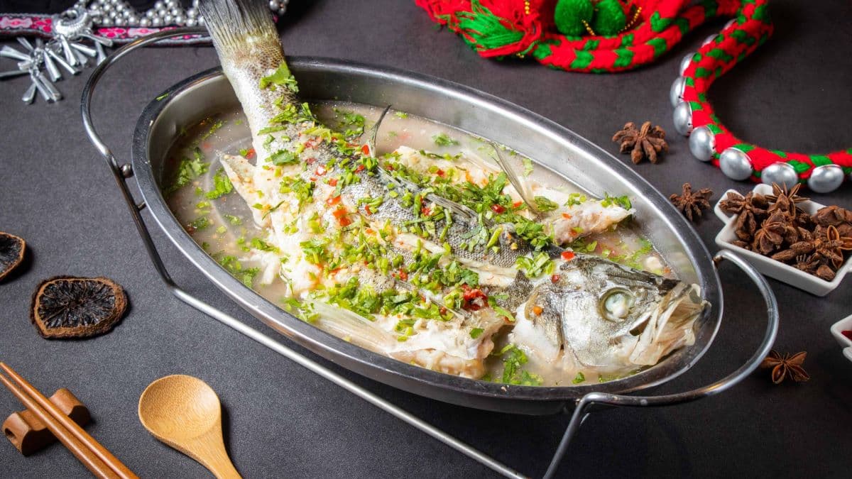 招牌菜「清蒸鱸魚」搭配辣椒、檸檬，酸酸辣辣的口感超開胃。（圖片來源：七彩雲南龍潭店）