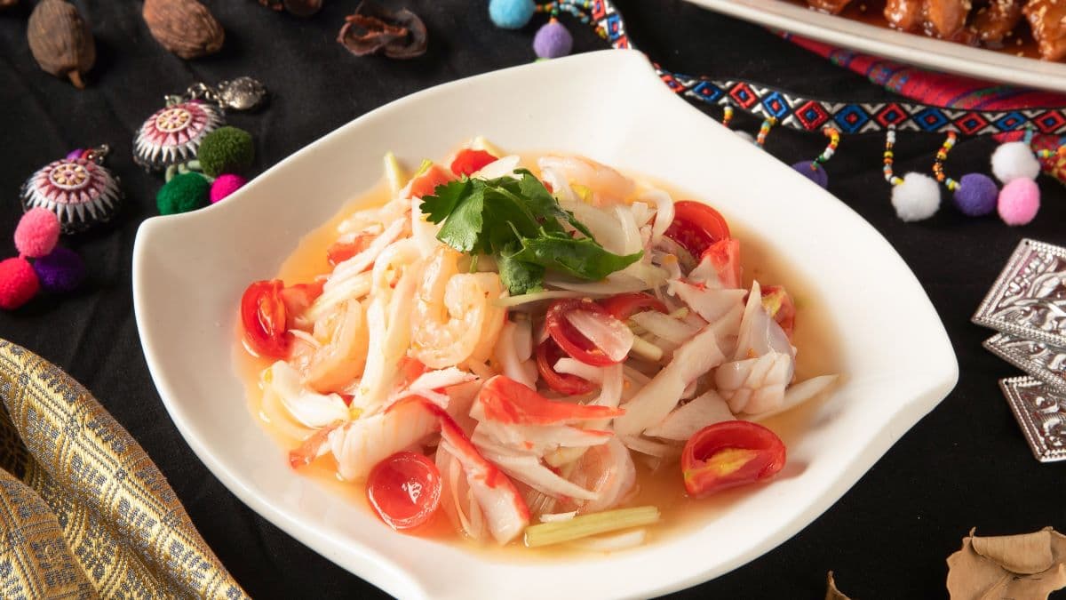 「傣味拌海鮮」是店內的特色料理。（圖片來源：七彩雲南龍潭店）