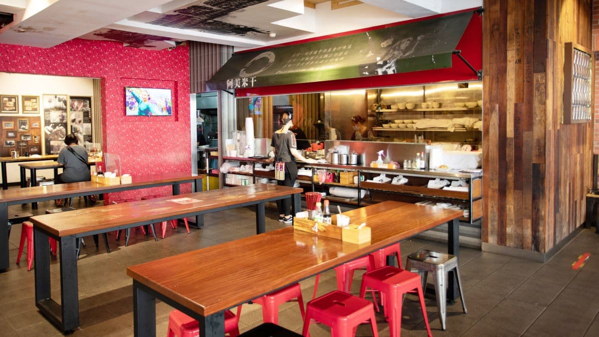店內用餐空間寬敞開闊，製作過程也相當衛生。（圖片來源：阿美米干）