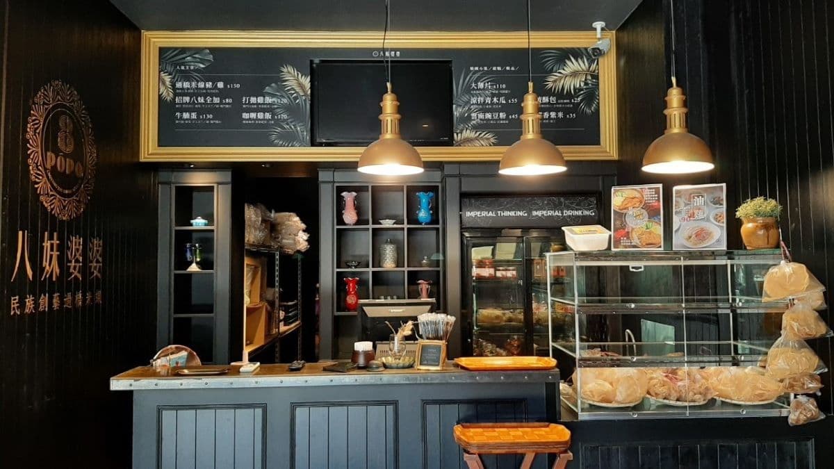 歡迎進來享用餐點、感受店裡舒適的氛圍。（圖片來源：八妹婆婆－民族過橋米線）