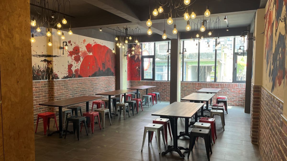 店內有足夠的座位、明亮的空間，還有古早味的磚牆。（圖片來源：阿美米干園區店）