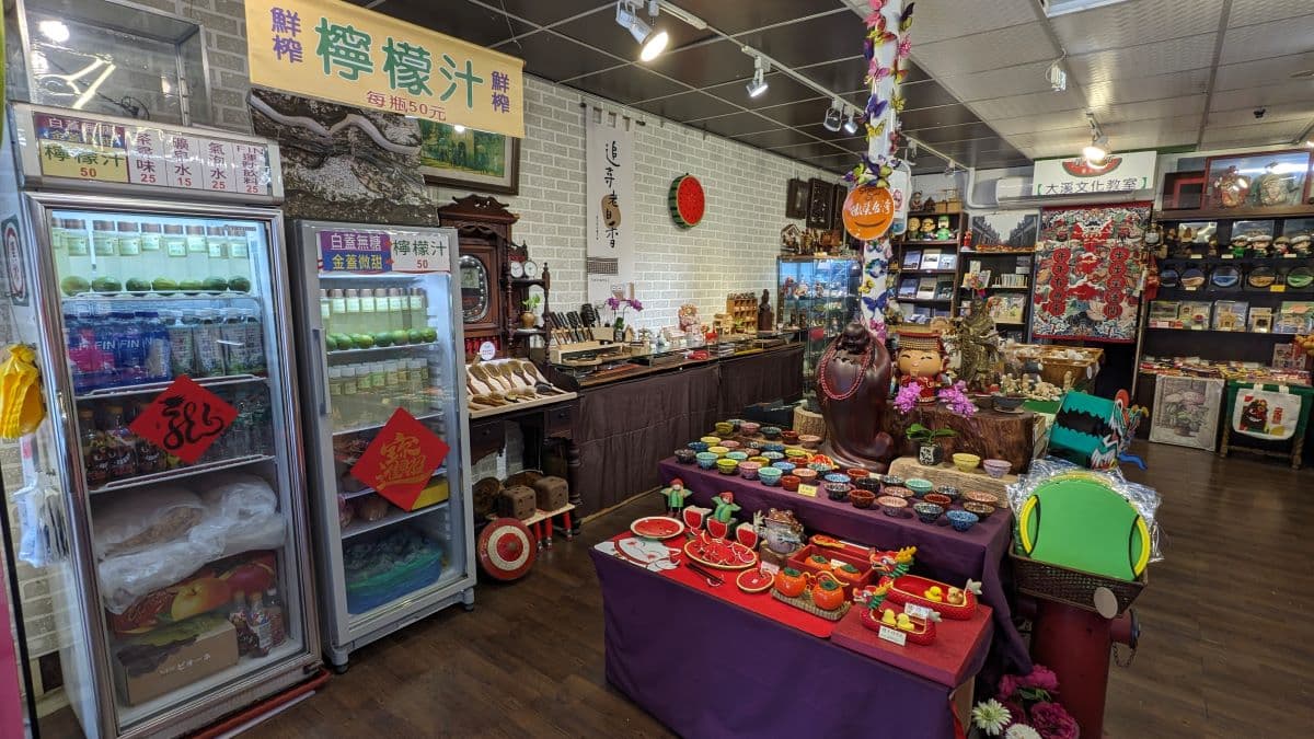 館內展售大溪老街民俗藝品，並設有「大溪文化教室」。（圖片來源：達文西瓜藝文館）