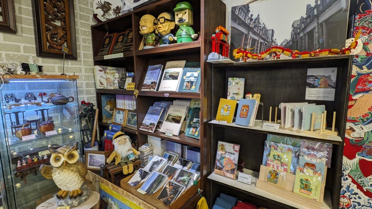 館內展售大溪文化相關書籍與文化創作品。（圖片來源：達文西瓜藝文館）