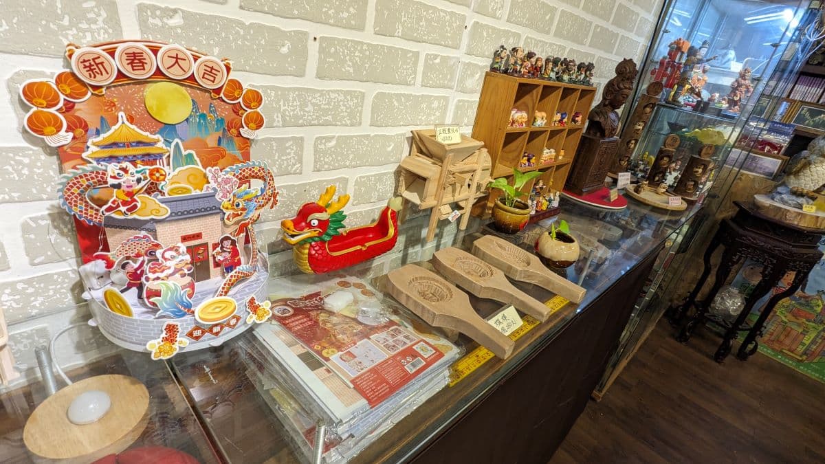 館內展售大溪老街民俗藝品與觀光紀念品。（圖片來源：達文西瓜藝文館）