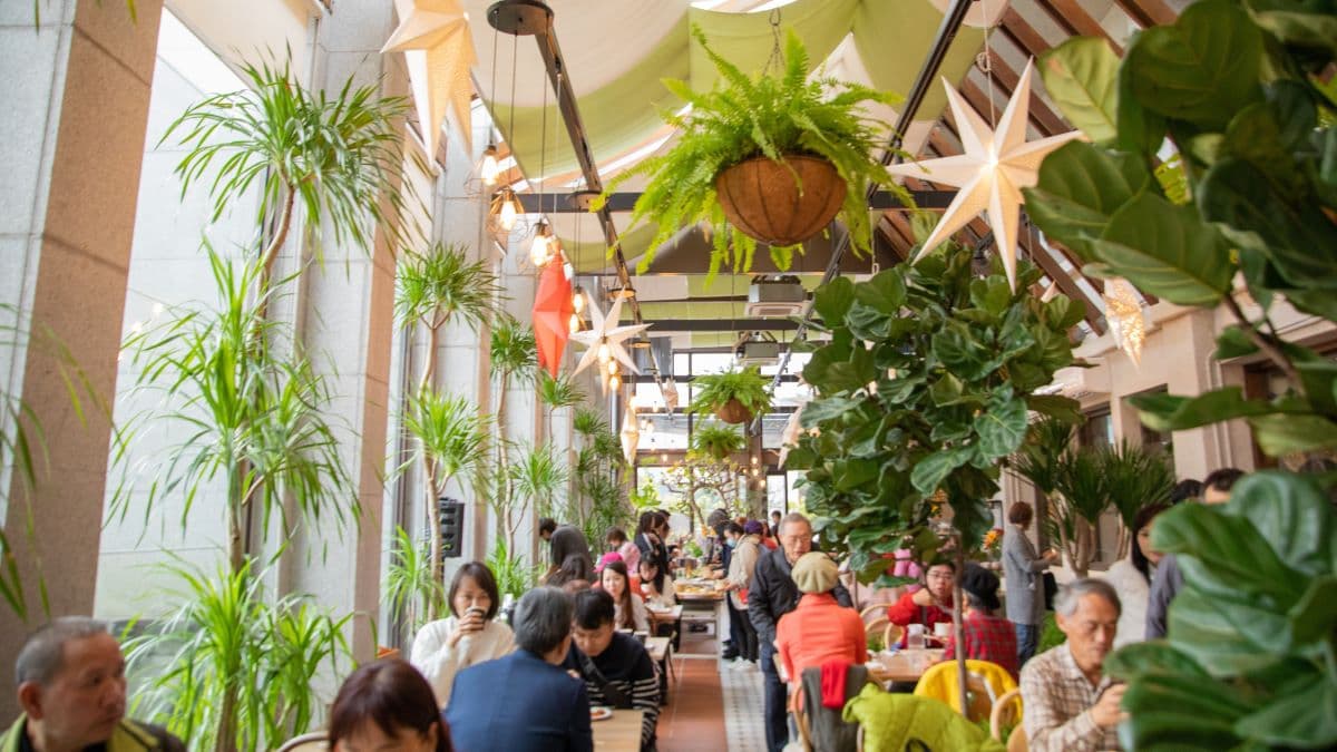 在室內也能享受綠意的景致，一起來用餐吧！（圖片來源：北橫之驛）