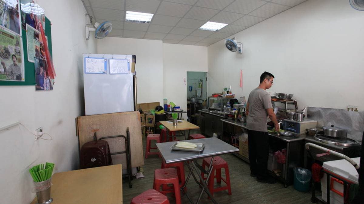 店內座位不多，老店也沒有冷氣可吹。（圖片來源：樂天小高の美食之旅）