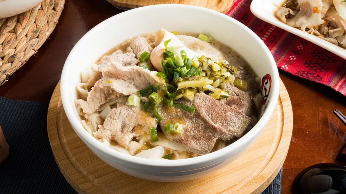 「招牌阿美麵」是在地居民愛吃的樸實美味。（圖片來源：阿美米干園區店）