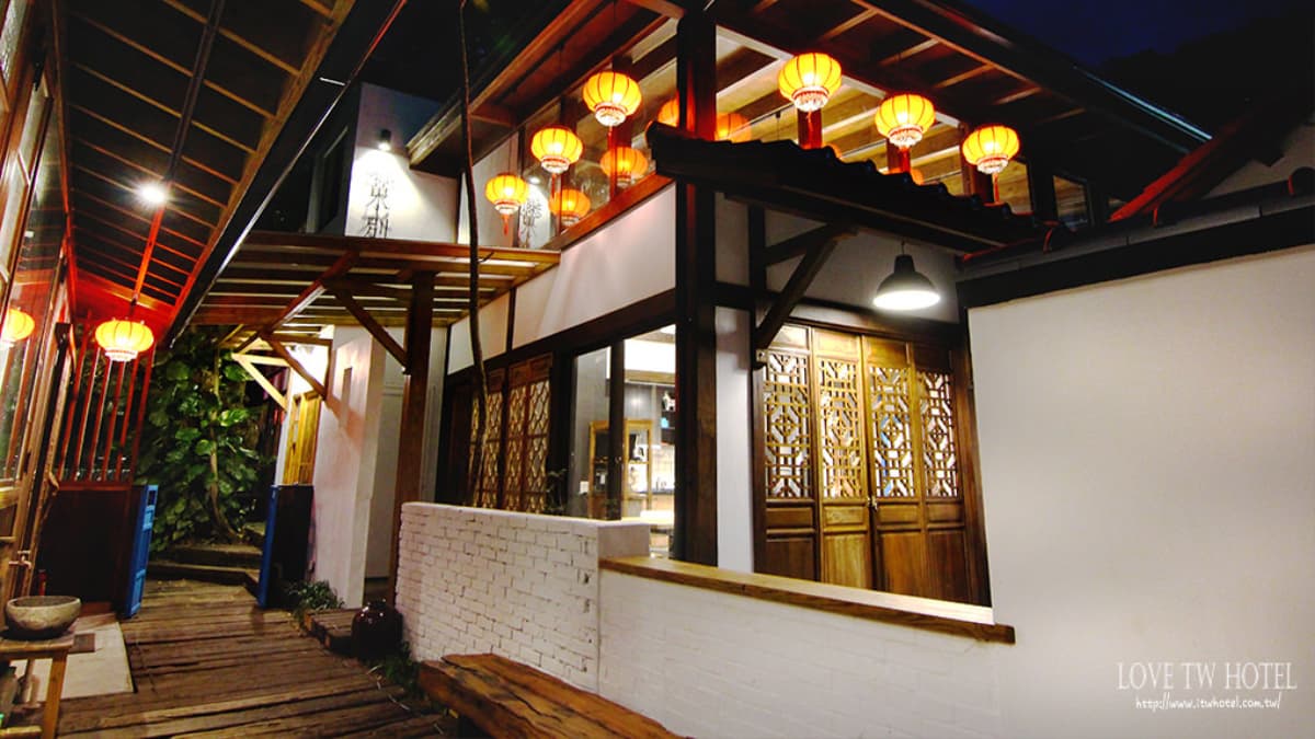 民宿呈現中式老宅古風，有如古裝劇場景。（圖片來源：台灣住宿旅遊推薦）