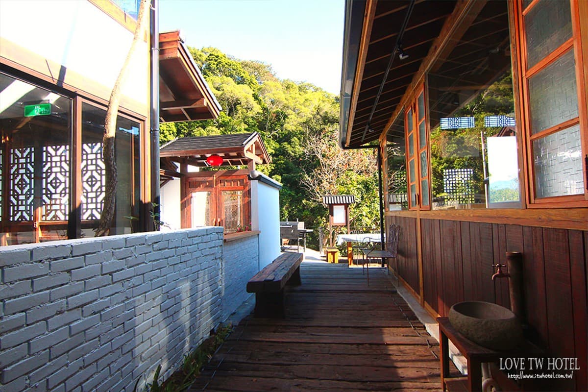 秒穿越古裝劇場景!苗栗包棟民宿改建老宅,泡大浴池、體驗近距離餵馬 秒穿越古裝劇場景!苗栗包棟民宿改建老宅,泡大浴池、體驗近距離餵馬