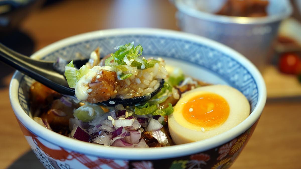 「特製叉燒飯」炙燒叉香氣撲鼻，入口焦香也具有層次。（圖片來源：阿捷的打飯班）