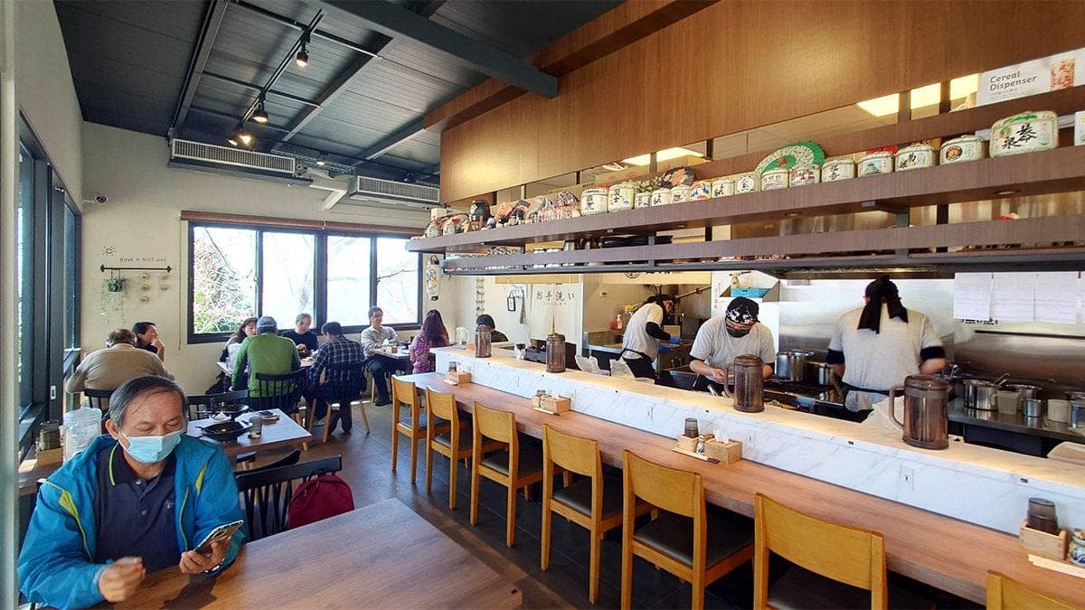 店內內側是廚房，座位有單人、雙人、４人座，用餐人潮不少。（圖片來源：阿捷的打飯班）