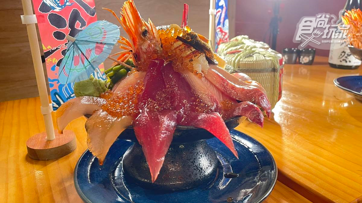 「土豪極致爆丼」鋪滿多達10種海鮮，吃起來很過癮。