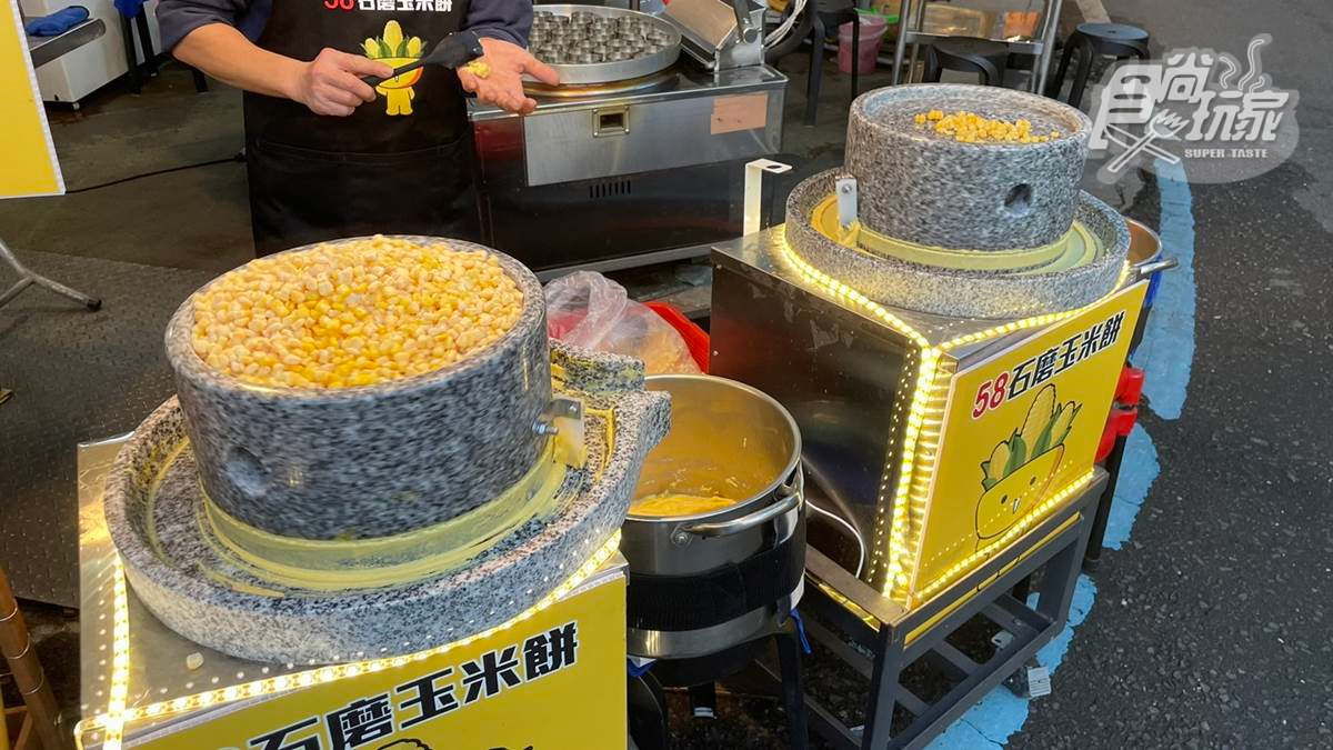攤位的大石磨上擺滿新鮮玉米粒，要將玉米粒先磨成泥，再混入麵粉變成玉米麵糊。