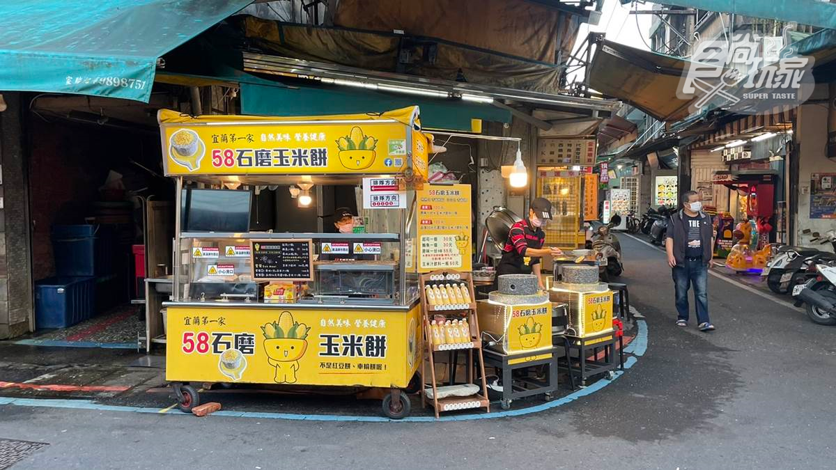 「58石磨玉米餅」攤位就在公園路和振泰街交叉口。