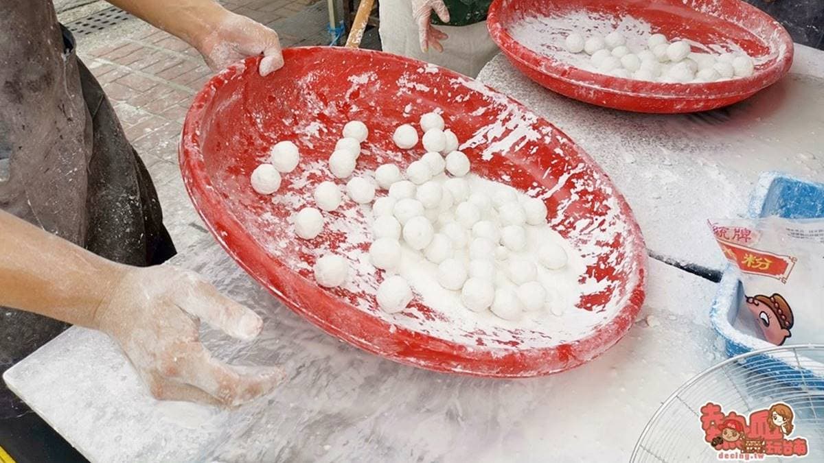 「元宵」是先將餡料做好，沾水後放進糯米粉的竹篩搖動，滾至成形。（圖片來源：熱血玩台南。跳躍新世界）