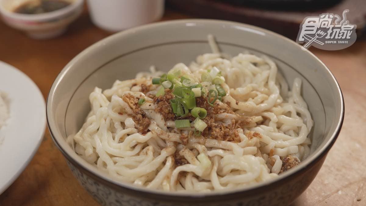 「白麵」拌一拌就可以直接吃了，也可以加入牛肉爐的湯一起吃。