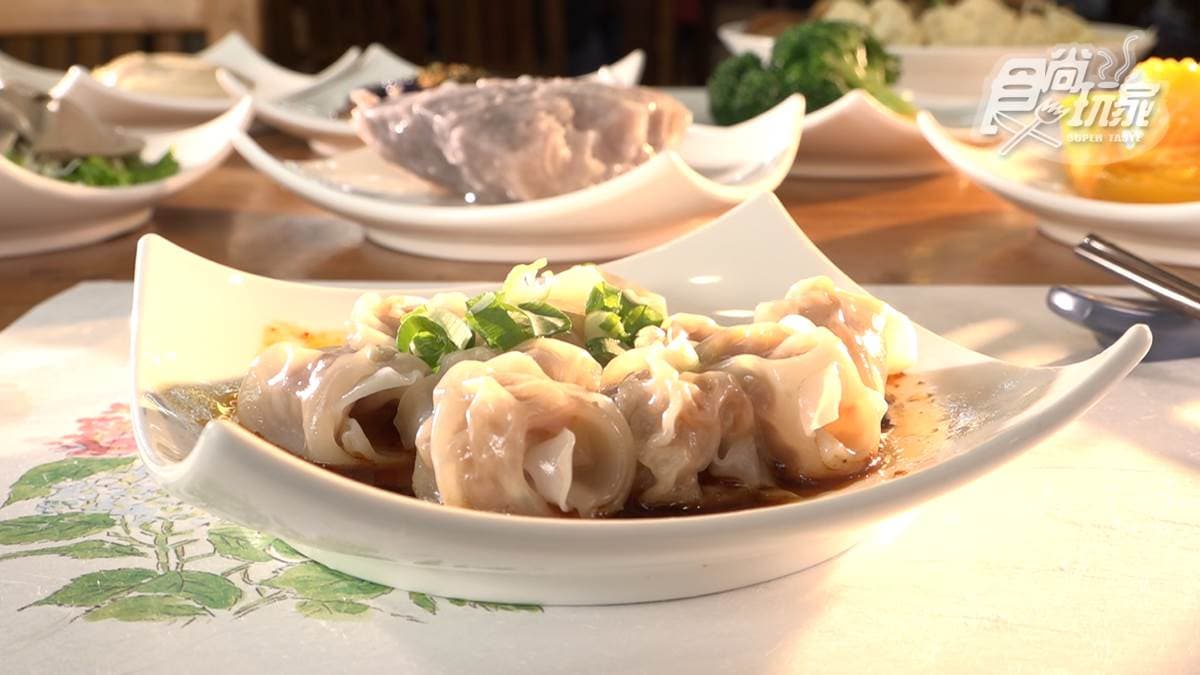 「紅油抄手」皮薄、餡料扎實。