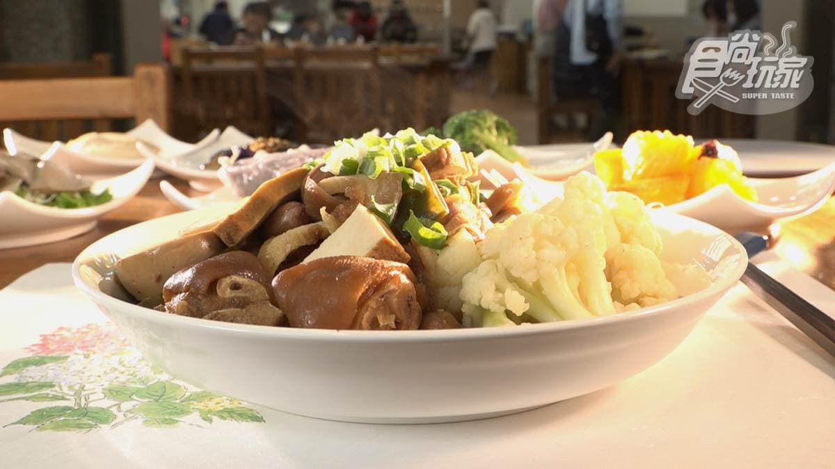 這裡也有賣各式滷味、小菜，種類豐富。