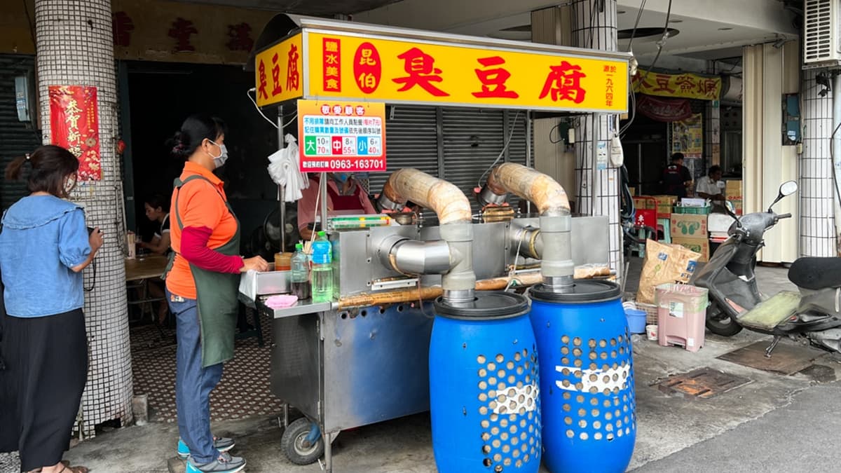 「昆伯臭豆腐」是鹽水在地人氣的臭豆腐攤。（圖片來源：口袋吃吃五十咩）