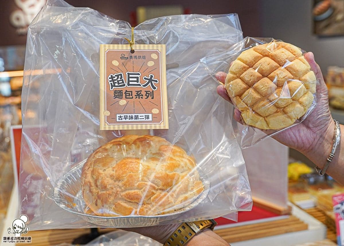 比臉大「巨無霸麵包」！超狂尺寸135元全家吃飽飽，香脆奶酥夾卡士達超欠吃