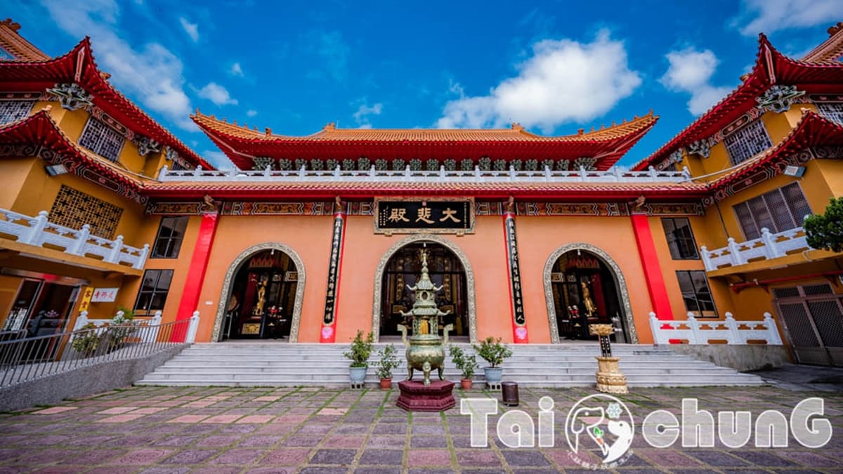 參觀完大雄寶殿後，可以從剛進門的右手邊前往「大悲殿」。（圖片來源：小菲親子玩樂生活）