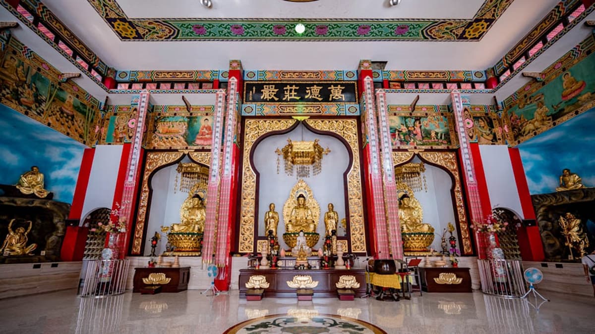 在「大雄寶殿」裡供奉著三寶佛像，左右兩旁則是十八羅漢的金身。（圖片來源：小菲親子玩樂生活）
