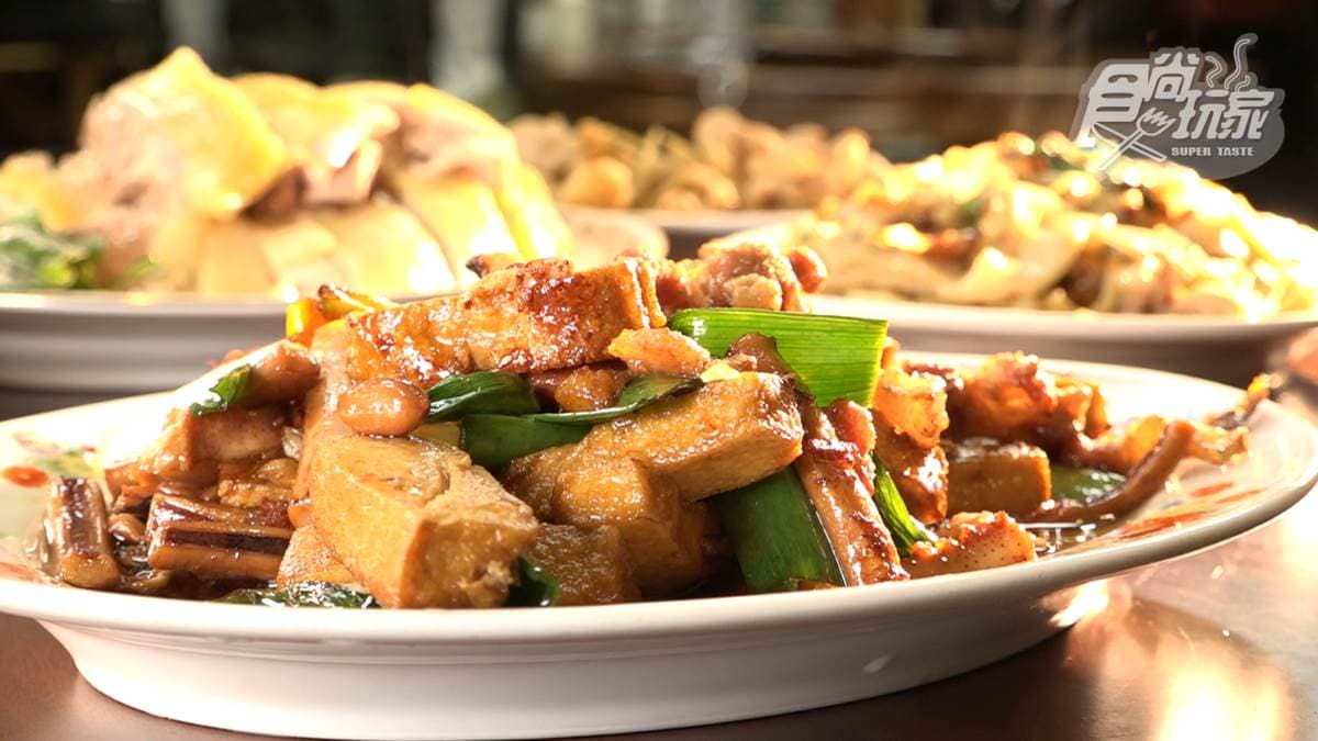 「客家小炒」的豆乾切得比一般的還大塊一點，可說是色香味俱全。