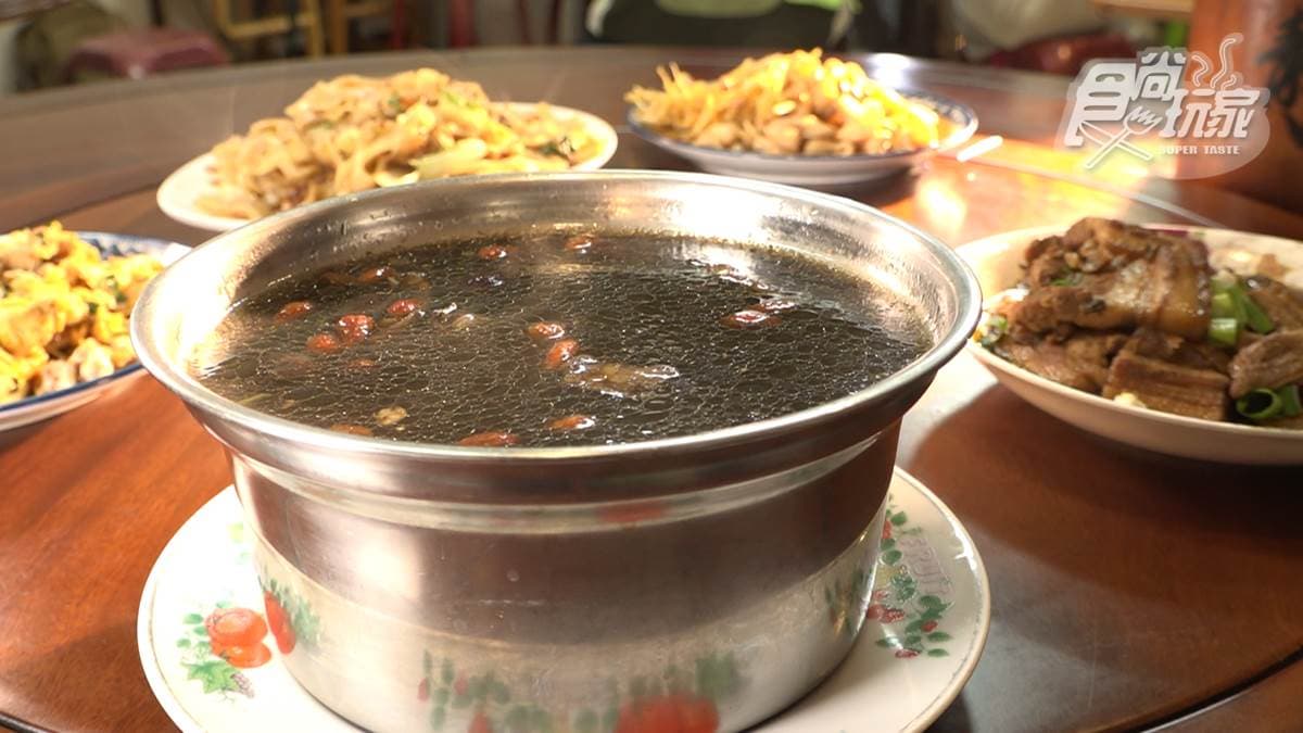 「仙草雞湯」湯頭香醇，是進補好菜。
