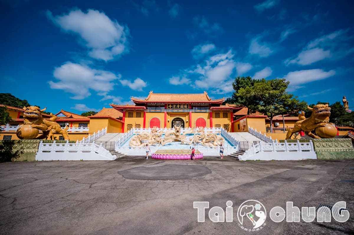 「巨型九龍金雕」超逼真！台中「仿明朝古寺」藏深山，龍年最應景春遊景點
