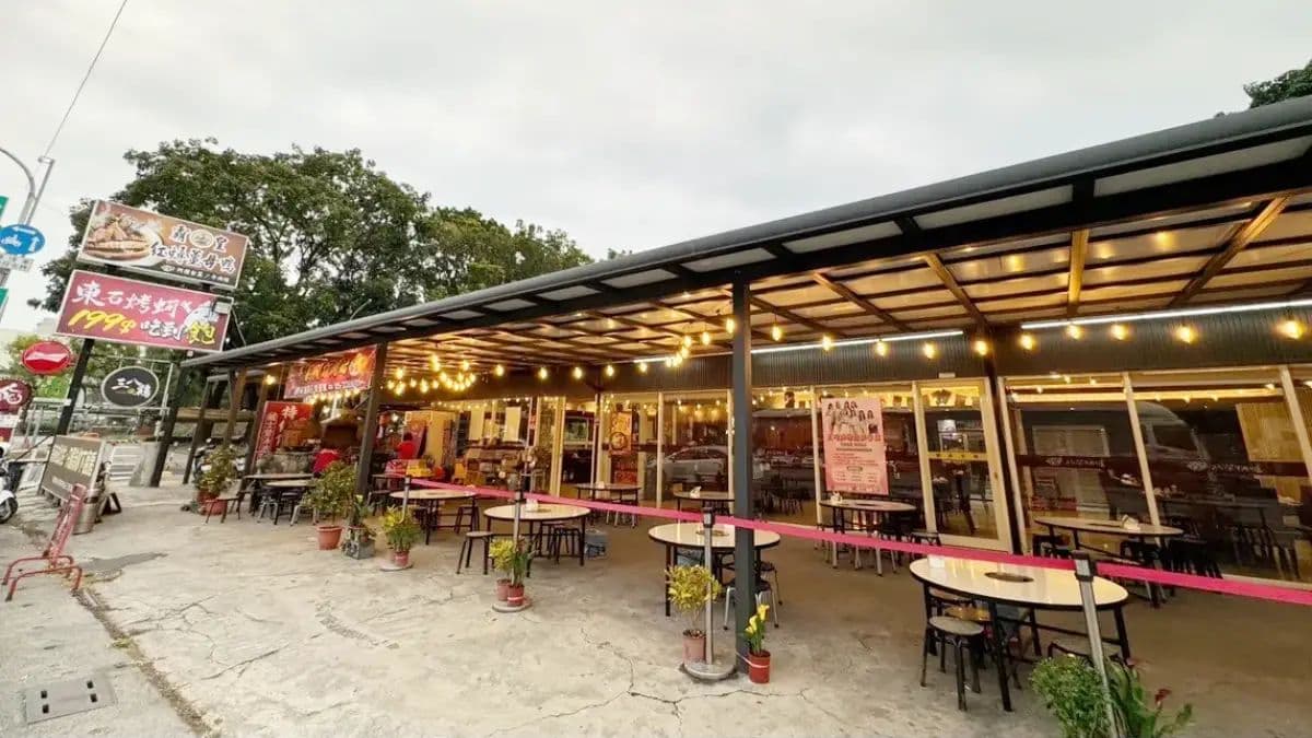 店址位在嘉義市西區南京路，是家庭、親友及公司活動聚餐的好去處。（圖片來源：痴吃的玩）