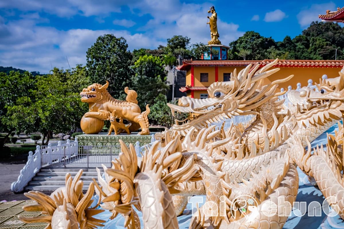 「巨型九龍金雕」超逼真！台中「仿明朝古寺」藏深山，龍年最應景春遊景點